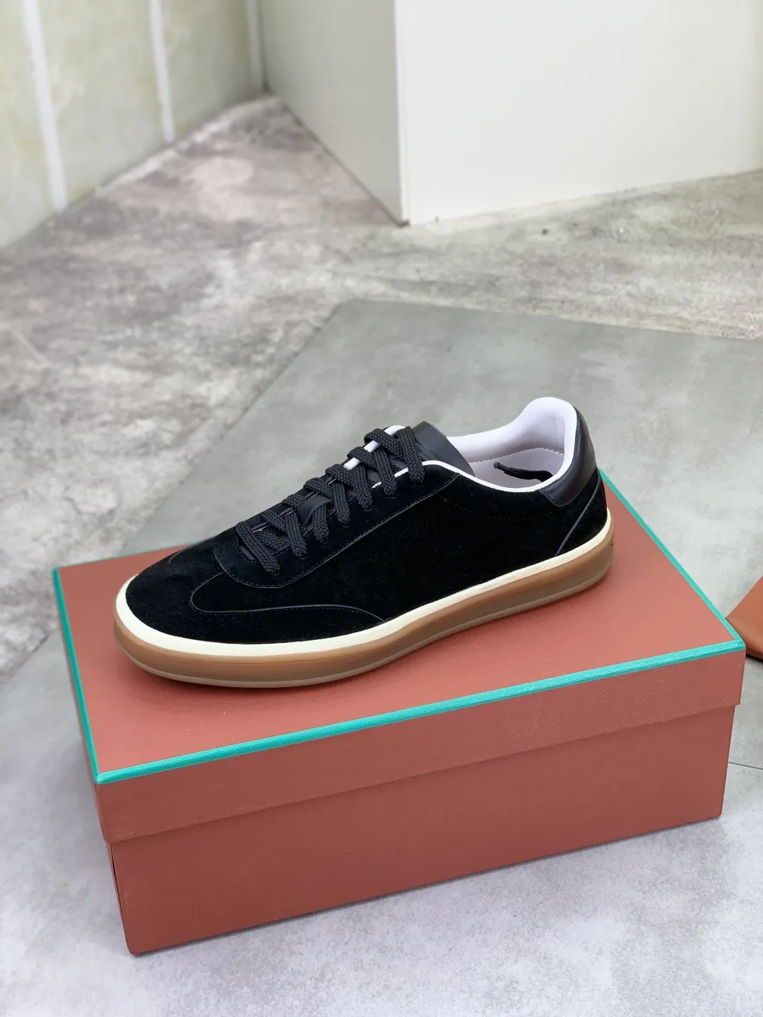 Men's men's shoes 💰P580 New model 💰 The latest casual shoes Loro Piana 💯 Top grade 💯 Buy the original copy 💯 Founded the existing Loro Piana company on April 24, 1924. It is the sixth generation of family operation, providing the best quality products to customers who are discerning about taste and quality. Imported original fly woven fabric with cowhide fabric, plain calfskin lining, hand-stitched thread with cowhide feet, original packaging, high-end outsole, size: 38-45 (customized for 46), 8️⃣ colors available